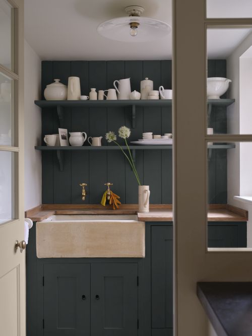 Regal mit Flat Eggshell von Farrow and Ball fertig gestrichen