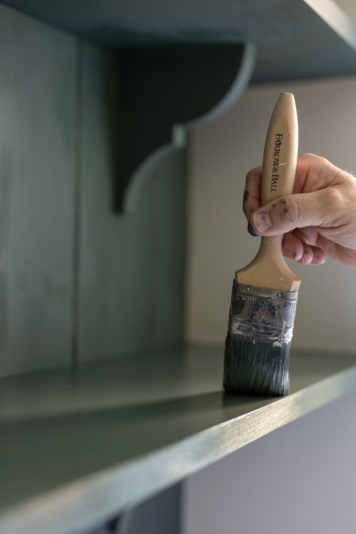 Flat Eggshell Farrow and Ball mit Pinsel aufgetragen