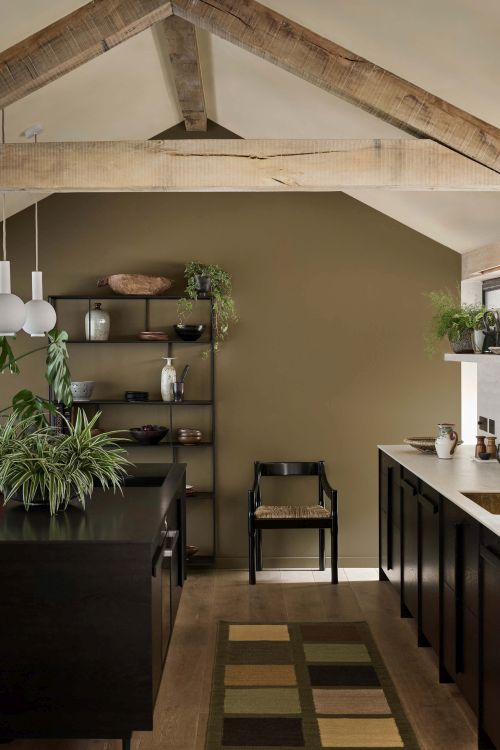 Moderne Küche in Wien, Wände gestrichen mit ökologischer Wandfarbe Absolute Matt im Farbton Travertine Mid und Light Bronze Green.